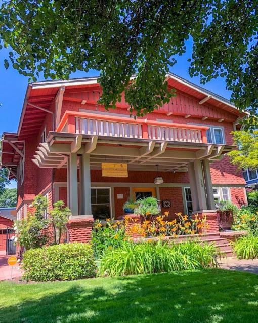 Lady Geneva Bed & Breakfast Медфорд Экстерьер фото